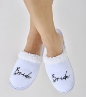 Flauschige Pantoffeln mit Stickerei "Bride" - weiß